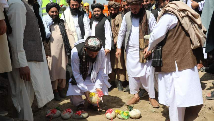 گروه طالبان بخش اول پروژه‌‌ی کانال شاهی لغمان را افتتاح کردند